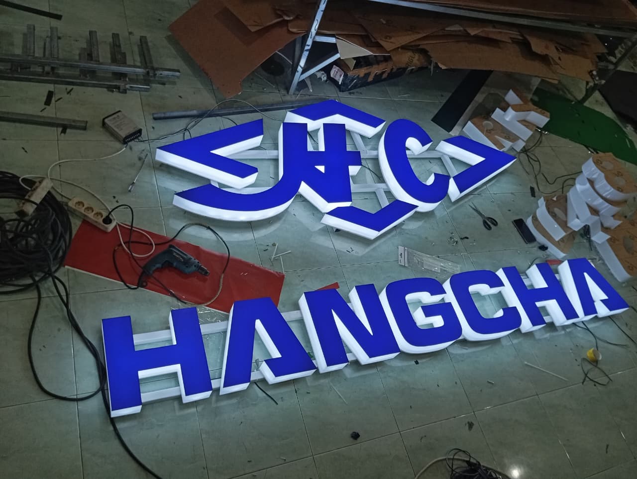 Huruf Timbul Akrilik LED dengan Stiker