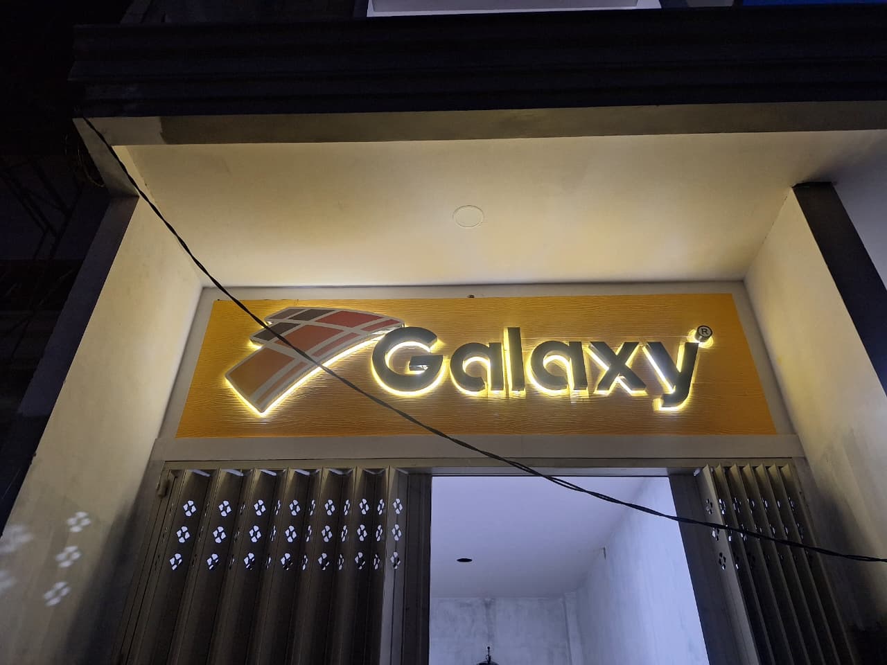 Huruf Timbul Akrilik Warna dengan LED