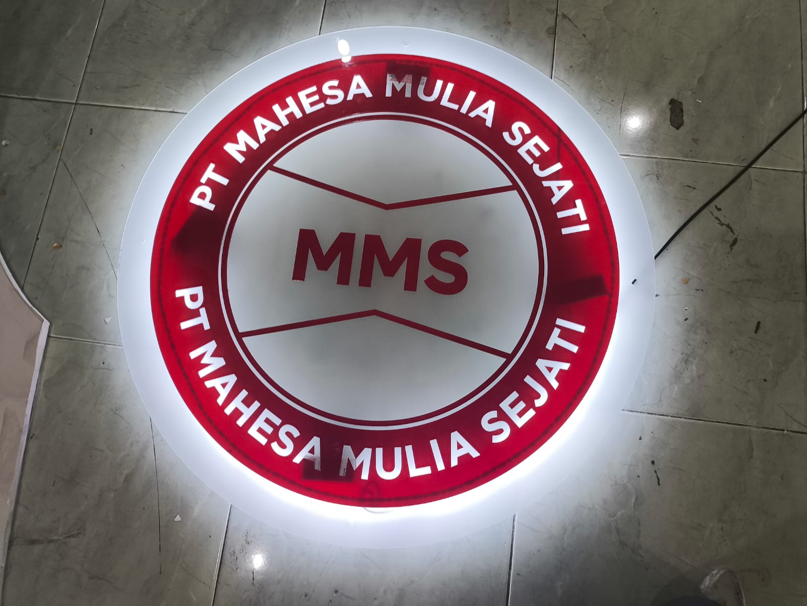 Papan Nama Akrilik Stiker dengan LED