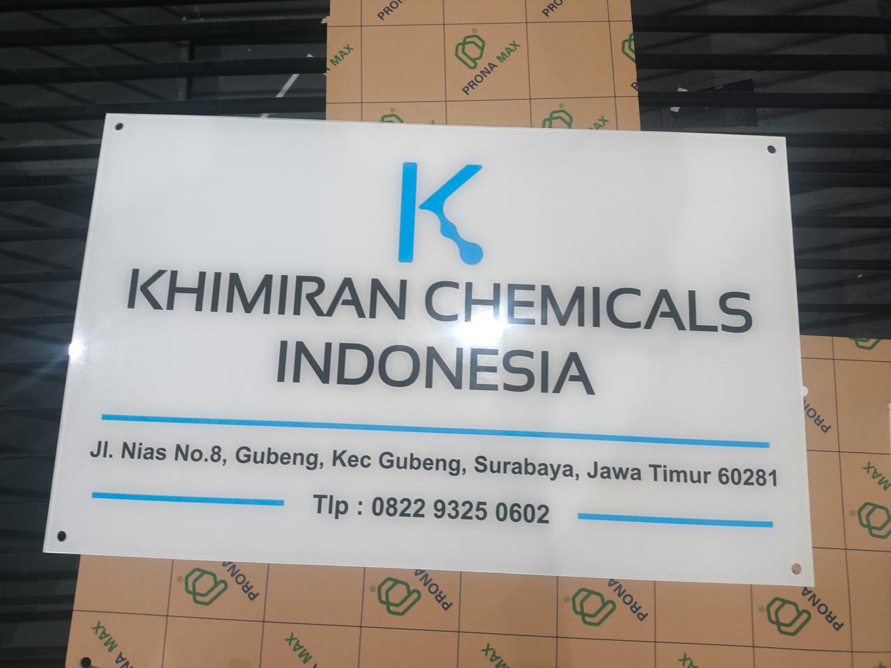 Papan Nama Akrilik dengan Pen